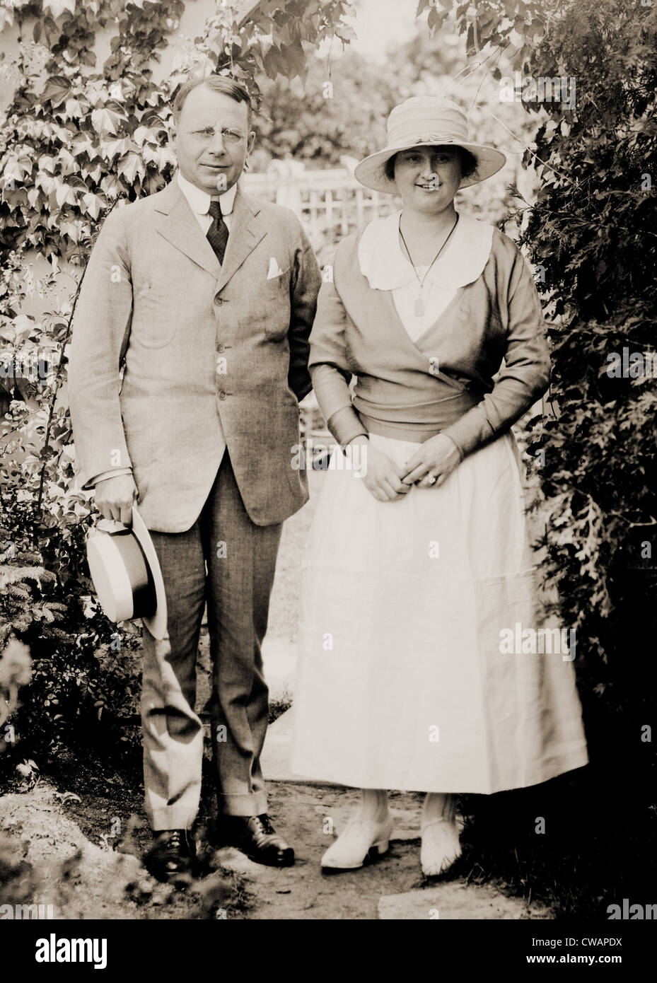 James M. Cox (1870-1957), demokratische Gouverneur von Ohio, stellt mit seiner Frau während seiner Präsidentschaftskampagne im Jahr 1920. Stockfoto