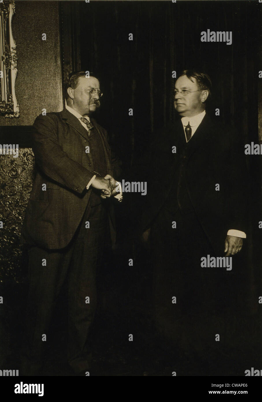 Theodore Roosevelt und Hiram Johnson, Händeschütteln nach der progressiven als Präsidentschaftskandidaten nominiert oder Stockfoto