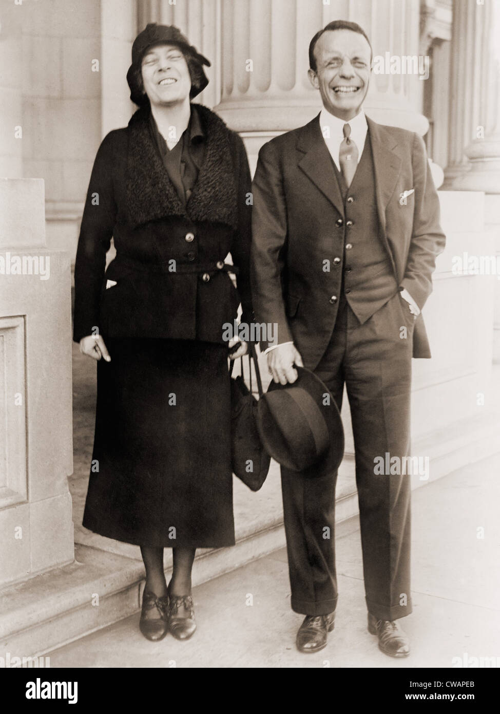 Alice Roosevelt Longworth (1884 – 1980), und ihr Bruder Theodore Roosevelt Jr. (1887 – 1944), teilen einen fröhlichen Lachen im Jahr 1932. Von der Stockfoto