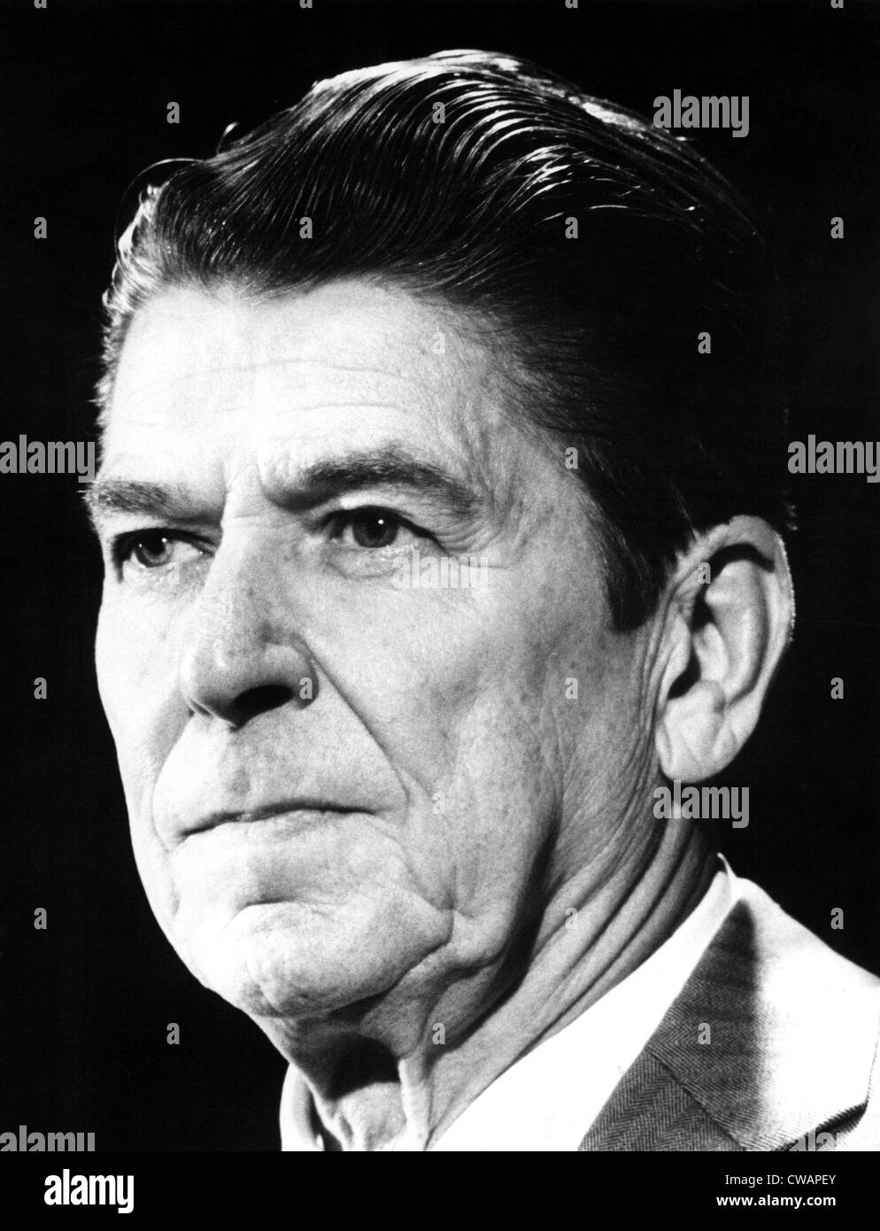 Ronald Reagan auf einer Pressekonferenz von Chicago 13.05.75. Höflichkeit: CSU Archive / Everett Collection Stockfoto
