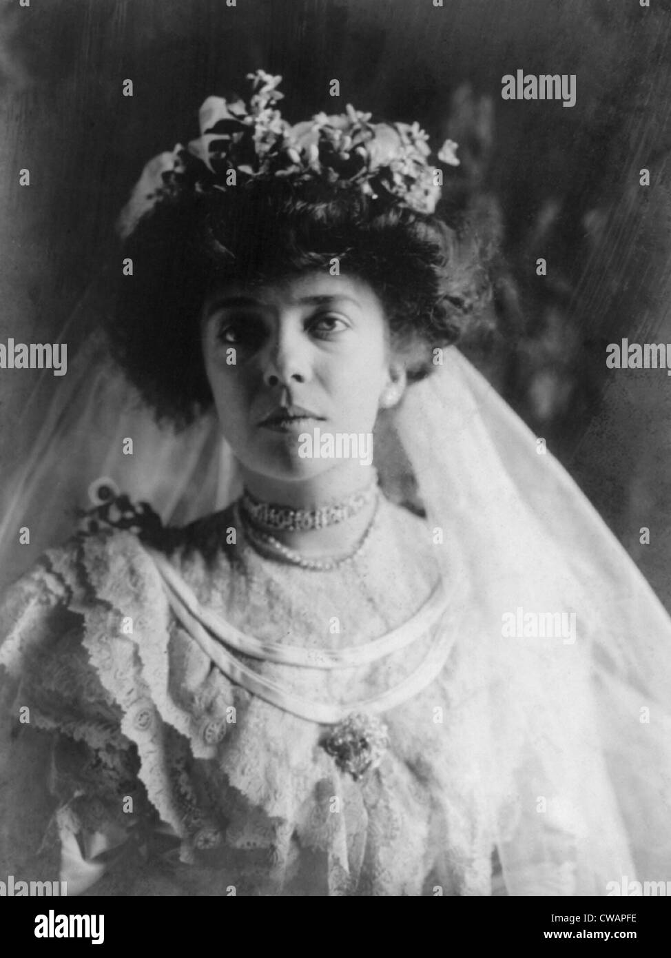 Alice Roosevelt (1884 – 1980), in ihrem Hochzeitskleid für ihre Ehe mit Ohio Vertreter Nicholas Longworth. 1906. Stockfoto