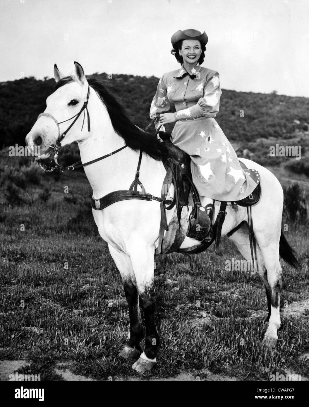 Dale Evans (1912 – 2001), US-amerikanische Schauspielerin, Sängerin und Frau von Roy Rogers, mit ihrem Pferd Buttermilch, ca. 1956. Höflichkeit: CSU Stockfoto