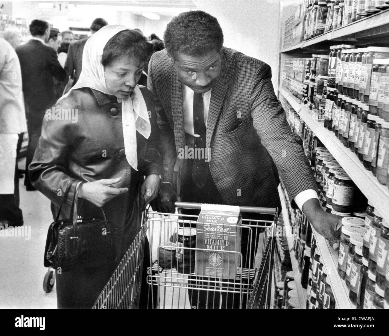 Ruby Dee und Ossie Davis im Harlem River Verbraucher Genossenschaft Supermarkt, ein schwarz-Unternehmen, das im Juni eröffnet, Stockfoto