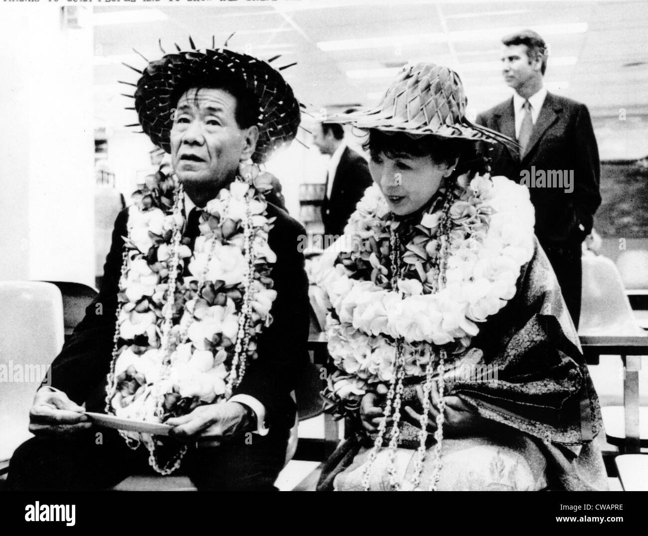 Shoichi Yokoi und Frau Mihoko am Flughafen von Guam, 1973. Als ein japanischer Soldat blieb Yokoi 28 Jahre in Guam, nichts zu verbergen Stockfoto