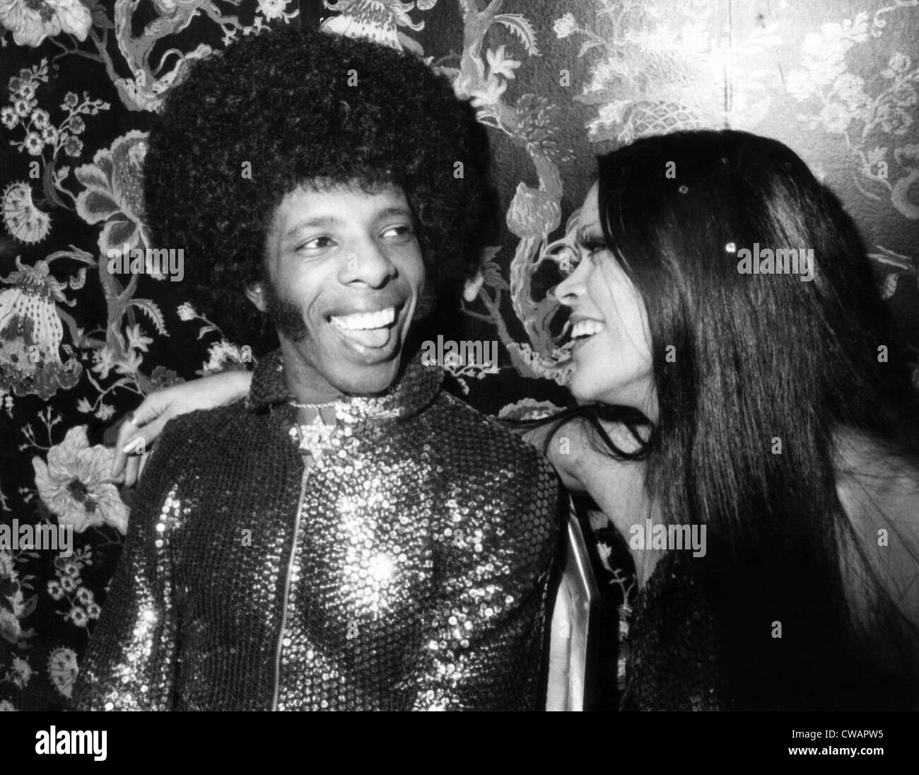 Sly Stone, der Sly & the Family Stone und seine Frau Kathy Silva, Circa 1974. Höflichkeit: CSU Archive/Everett Collection Stockfoto