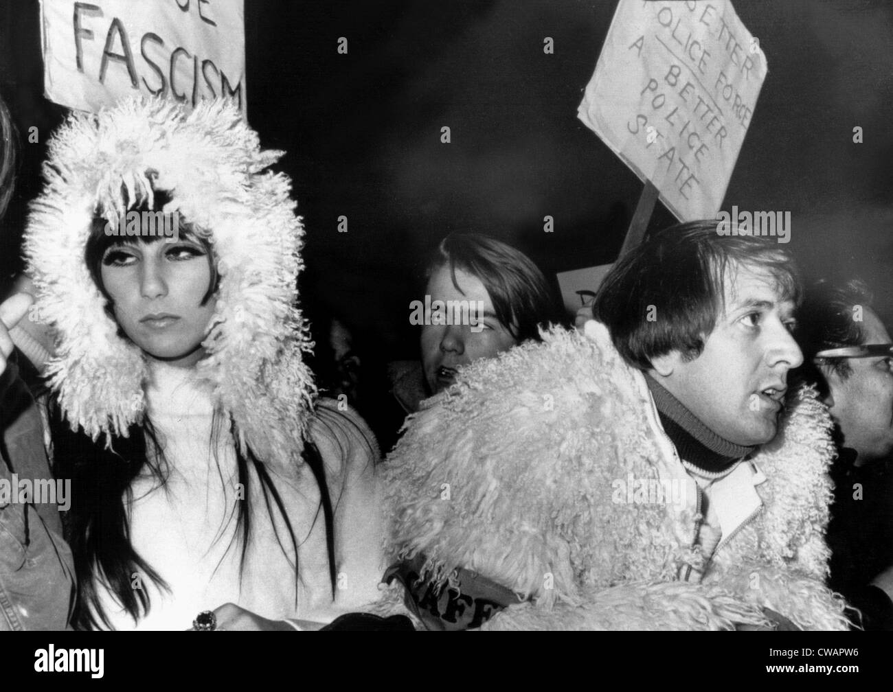 Sonny & Cher am Sunset Strip Demonstration gegen Polizeigewalt, Hollywood, 10.12.66. Höflichkeit: CSU Archive / Everett Stockfoto