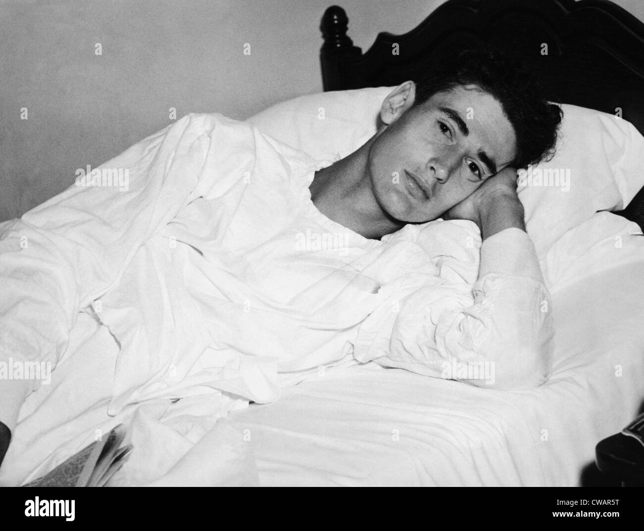 Ted Williams erholt sich von einer leichten Kollision erlitt nach einer Kollision mit Doc Cramer. Lakeside Hospital, Clevelamd, Ohio. Stockfoto