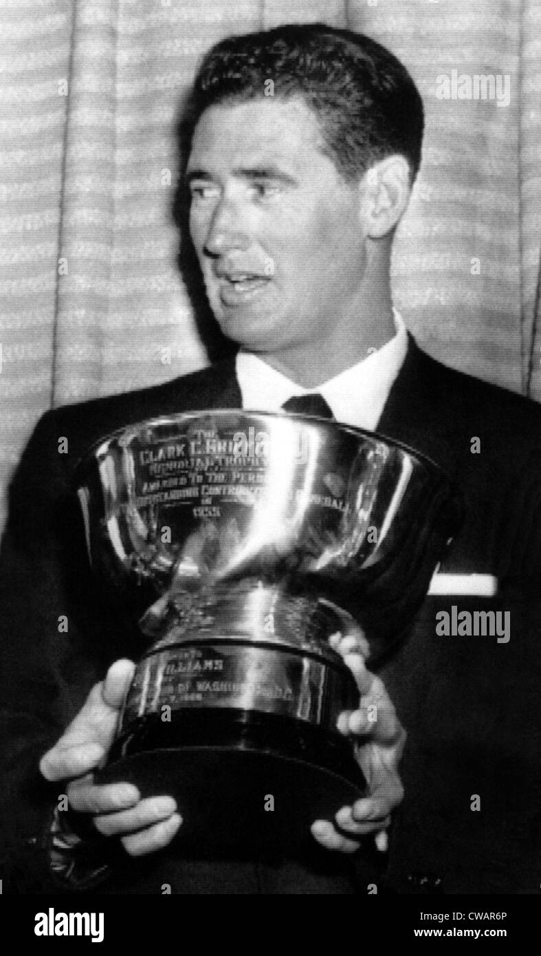 Ted Williams, Boston Red Sox, mit seinem Clark Griffith Memorial Trophy für Beitrag zum Baseball. Touchdown Club, Washington, Stockfoto