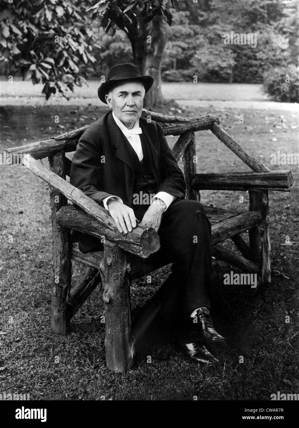 Thomas Edison sitzt auf einer Bank auf seinem Anwesen Llewellyn Park, New Jersey, 15. Februar 1914. Mit freundlicher Genehmigung CSU Archive/Everett Stockfoto