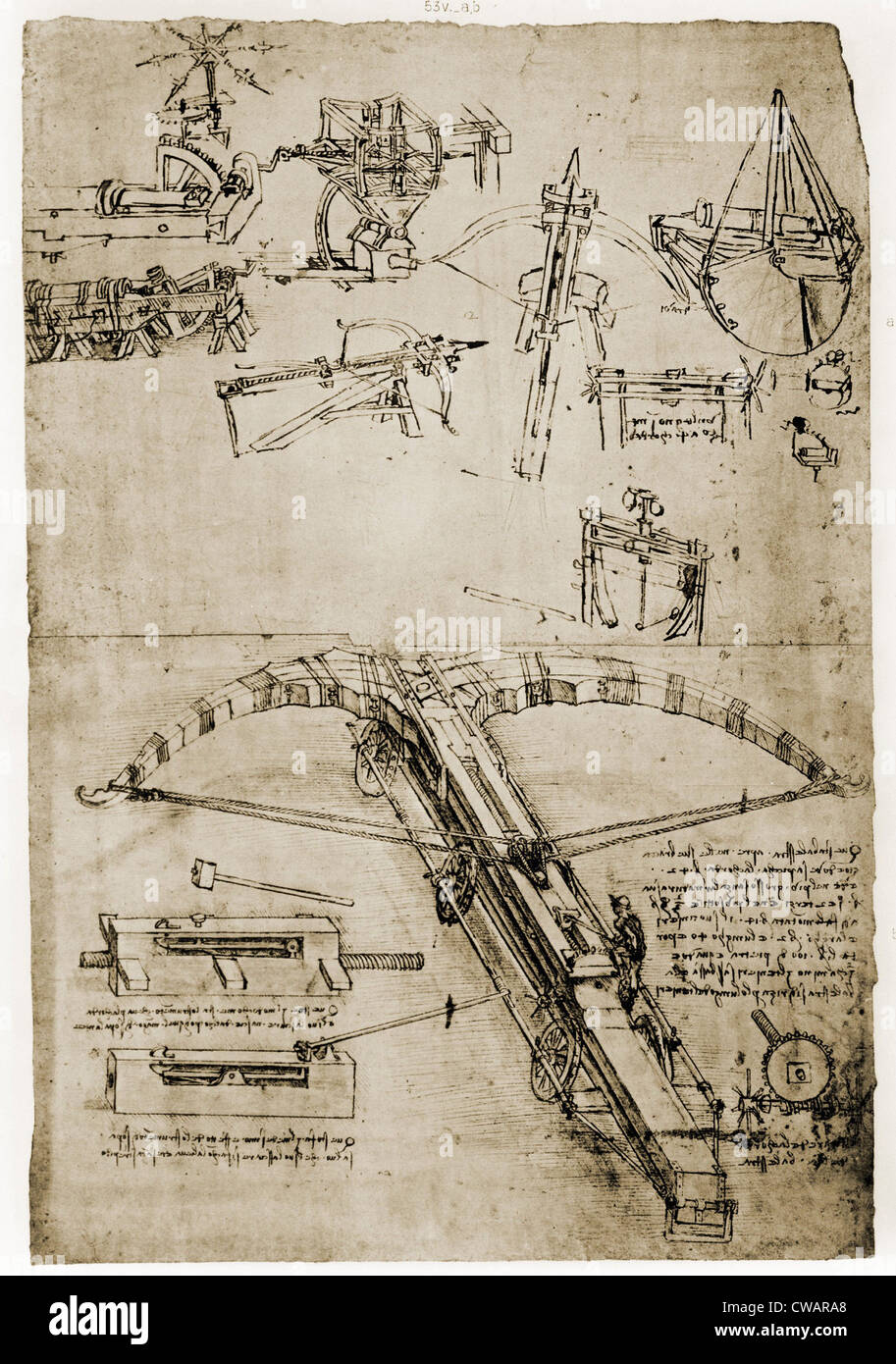 Seite von die Notizbücher von Leonardo da Vinci (1452-1519) zeigen riesige Armbrust.  Ca. 1500. Stockfoto