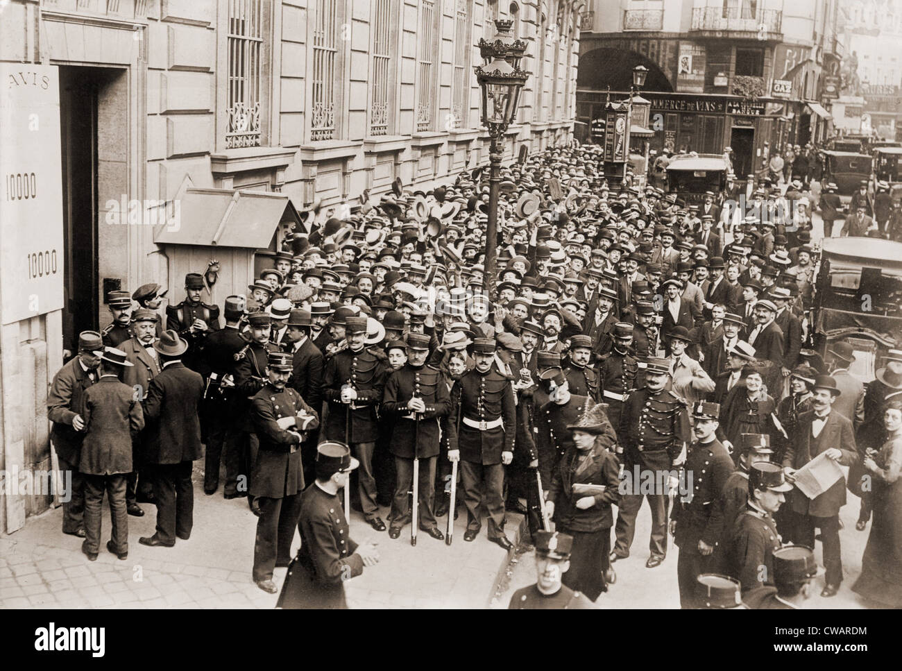 Paris Polizei zurückhalten eine Menschenmenge machen einen Lauf auf einer französischen Bank. Ca. 1905-1915. Stockfoto