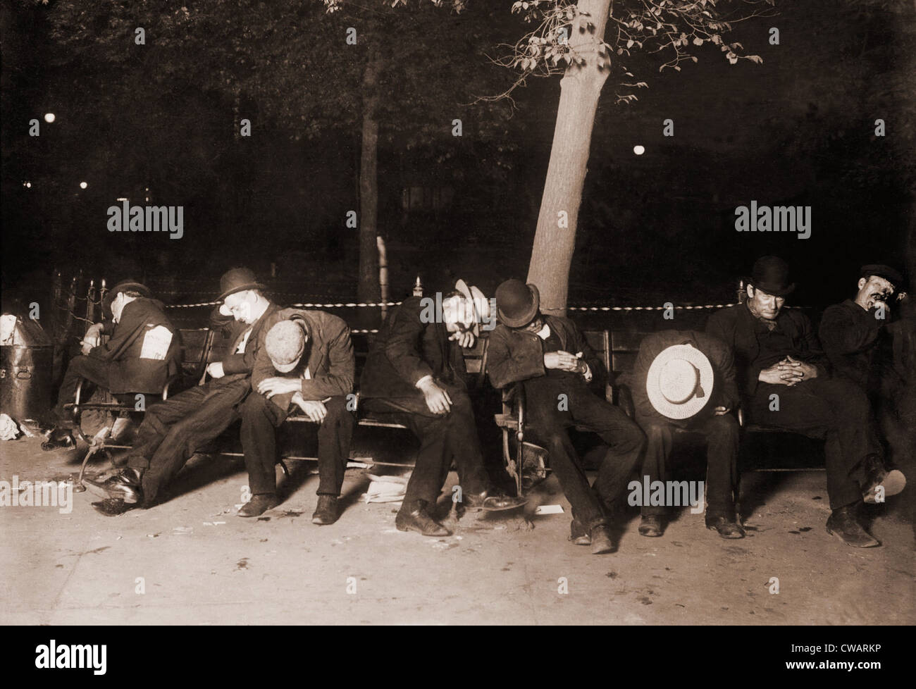 Obdachlose Männer schlafen auf einer Parkbank in New York City, 1910. Stockfoto