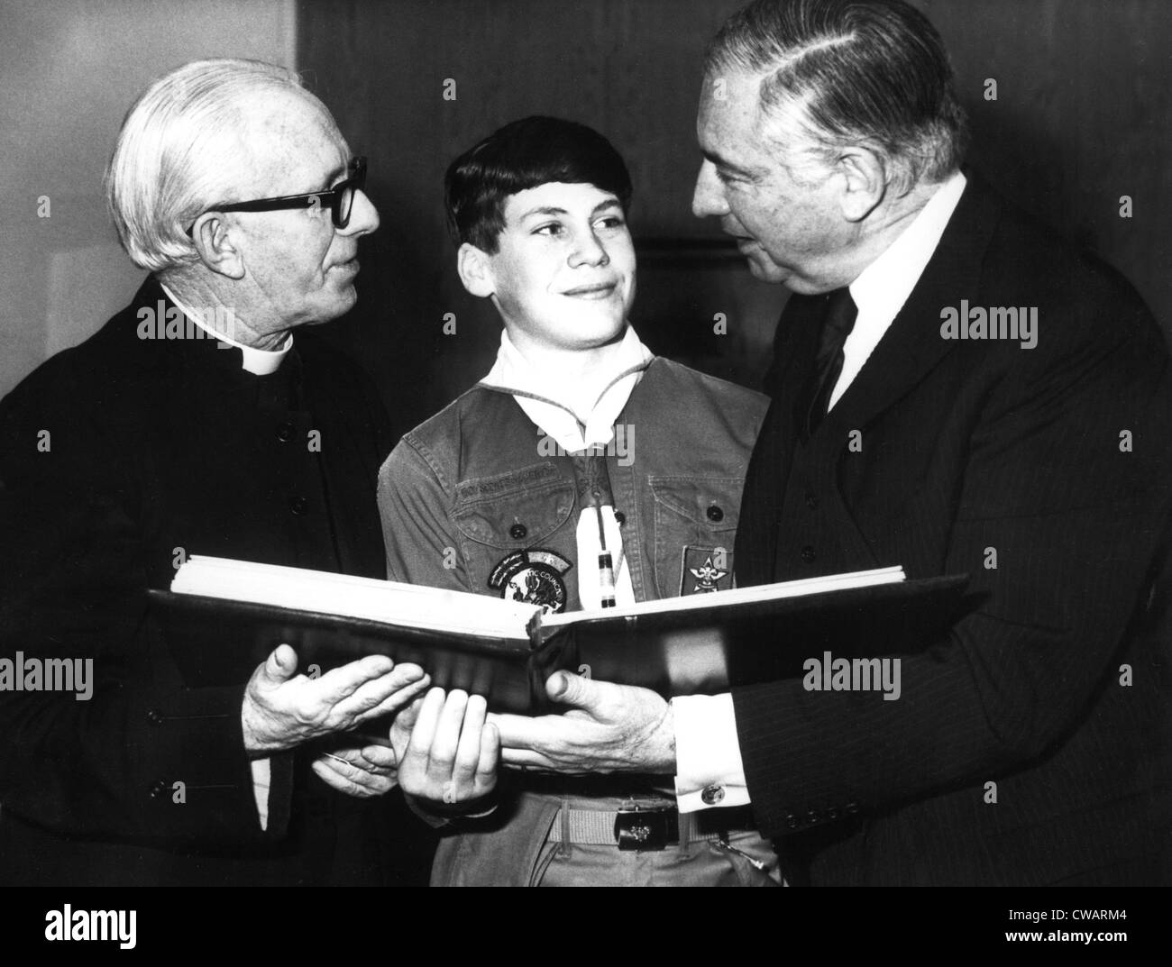 WALTER ANNENBERG, mit Boy scout Ben Bollinger und Pfr. Martin Sullivan St Buch des amerikanischen Staates Embleme vorlegen. Stockfoto