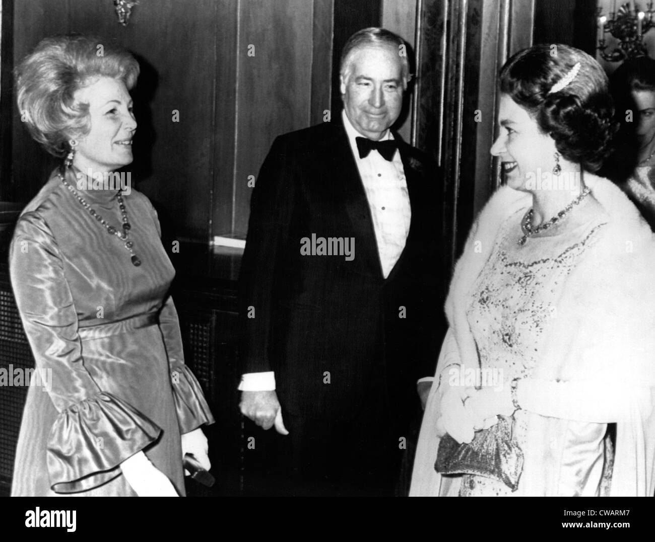 WALTER ANNENBERG, mit seiner Ehefrau und Königin Elisabeth II. am Royal Opera House in London bei der Premiere von "Sleeping Stockfoto