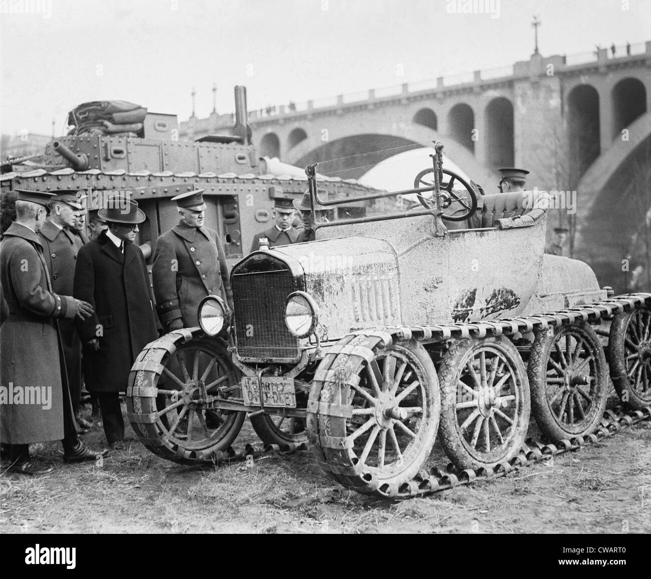 Inspizieren Sie Henry Ford (1963 – 1947), und Offiziere, ein Multi-Radfahrzeug mit Raupenketten. 1921. Stockfoto