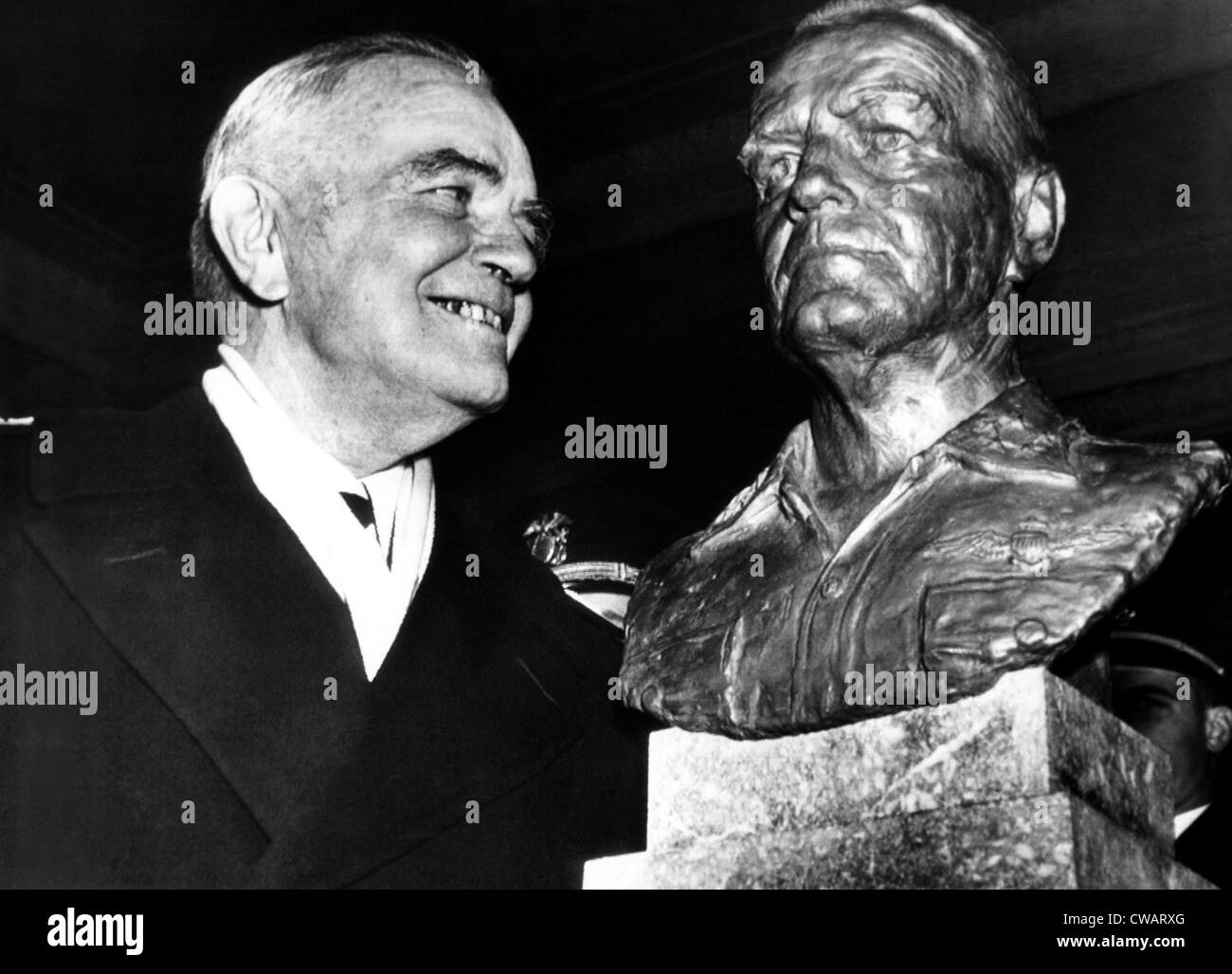 Admiral William F. Halsey blickt auf eine Büste von sich selbst bei "Halsey Day" Zeremonien bei der Marine Acadey in Annapolis, Stockfoto