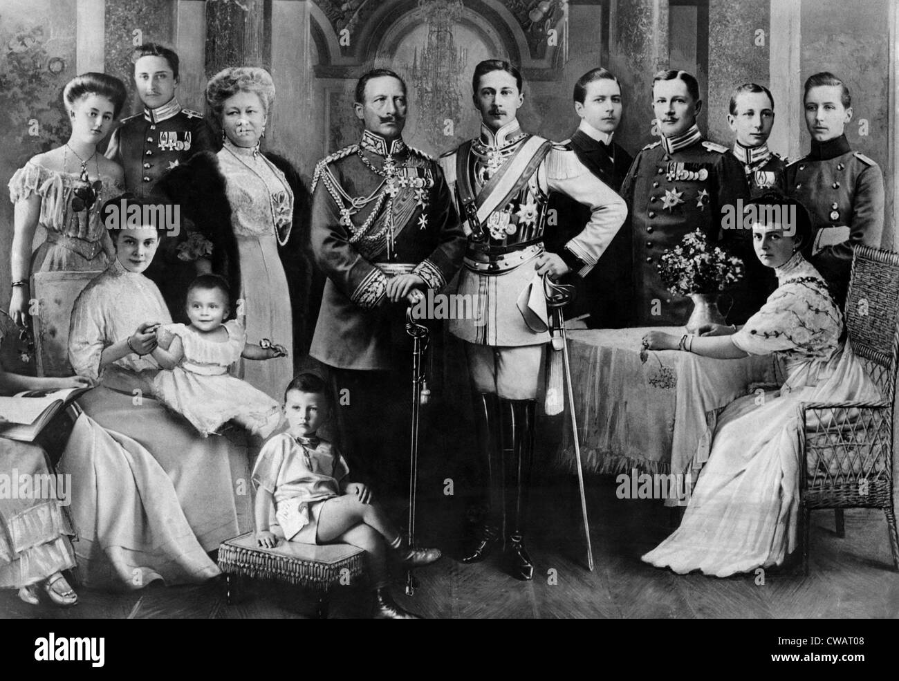 Augusta Viktoria (hinten, Dritter von links), Ehefrau von Kaiser Wilhelm II., Kaiser Wilhelm II. von Deutschland (links von der Mitte), 1912. Stockfoto