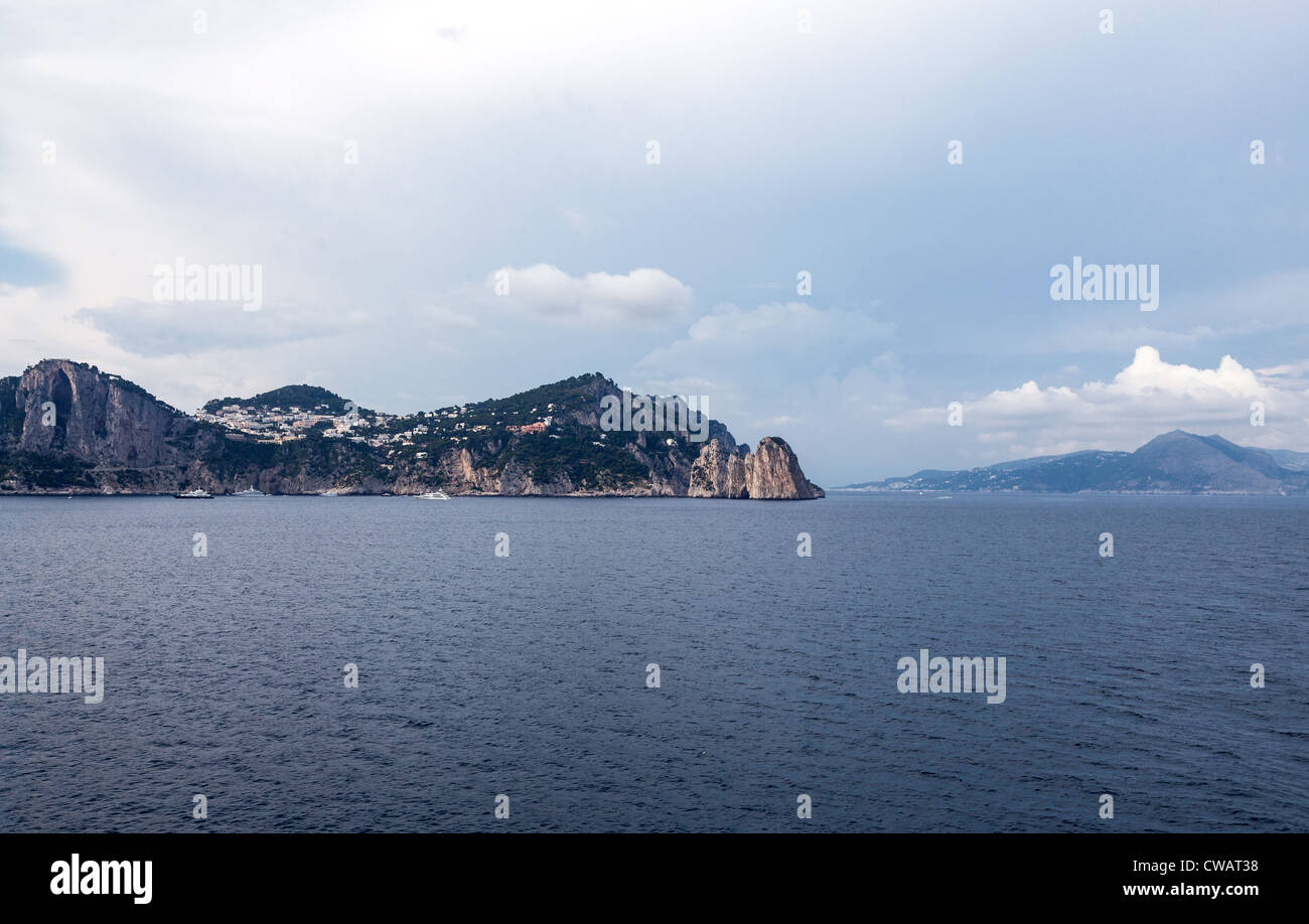 Italien, Capri, Blick auf die Insel aus dem Meer, in den Background der Sorrentina-Küste Stockfoto