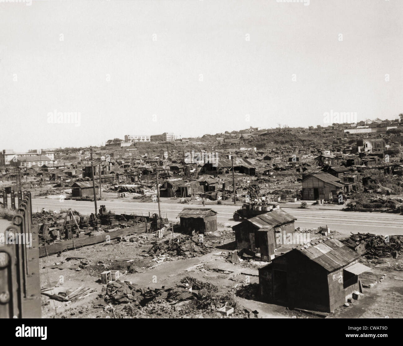 Tokios Barackensiedlung, wo nach dem zweiten Weltkrieg Obdachlose Japaner Zimmermädchen in kleinen Hütten inmitten der Ruinen von eingerichtet haben Stockfoto