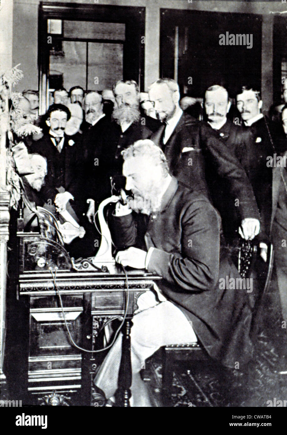 ALEXANDER GRAHAM BELL, zeigen, wie man in New York, 12. März 1876 telefonieren. Bell ist ein Gespräch mit Thomas Watson & Stockfoto