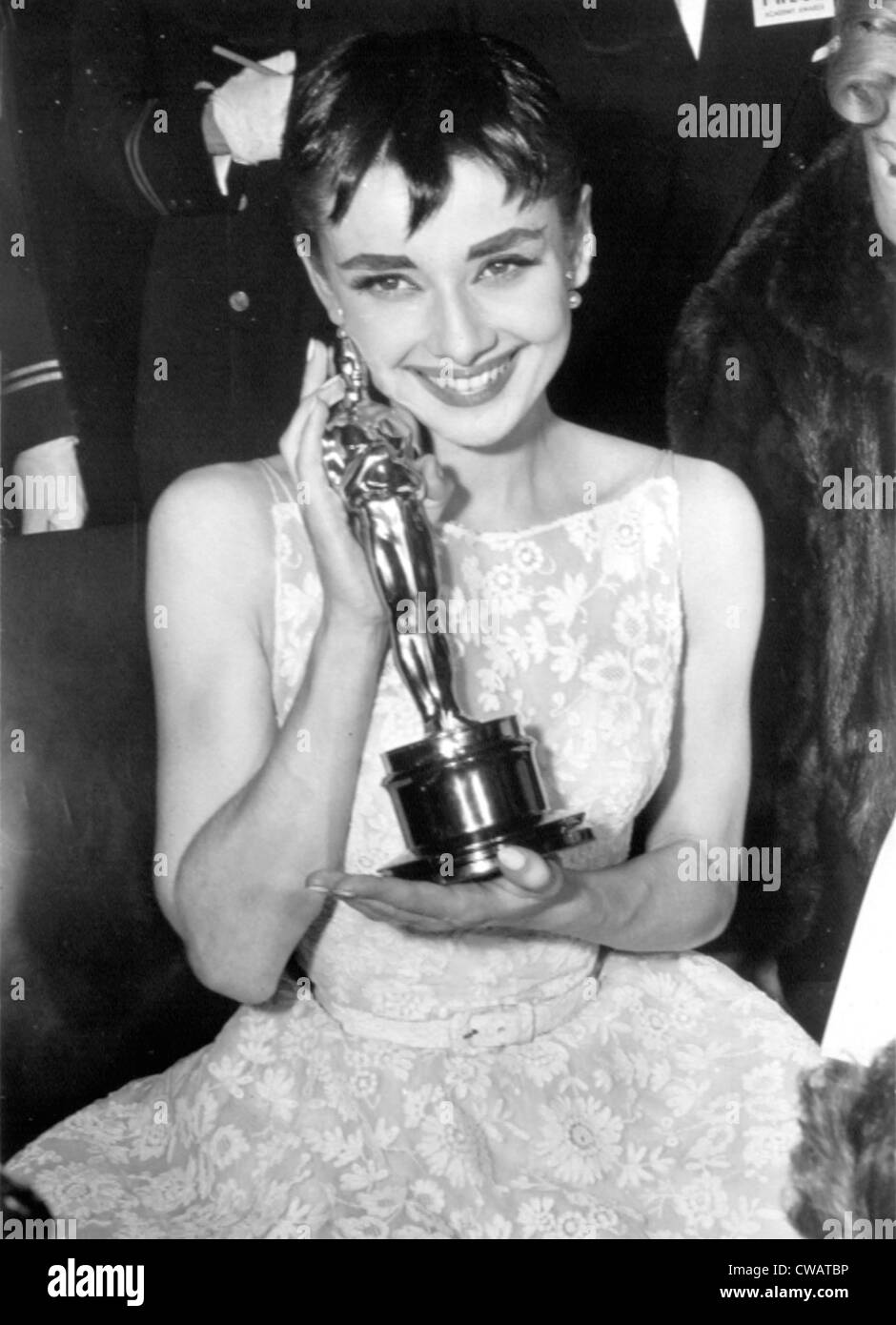 Audrey Hepburn mit ihrer Akademie-Preis für ROMAN HOLIDAY, 1954. Höflichkeit: CSU Archive / Everett Collection Stockfoto