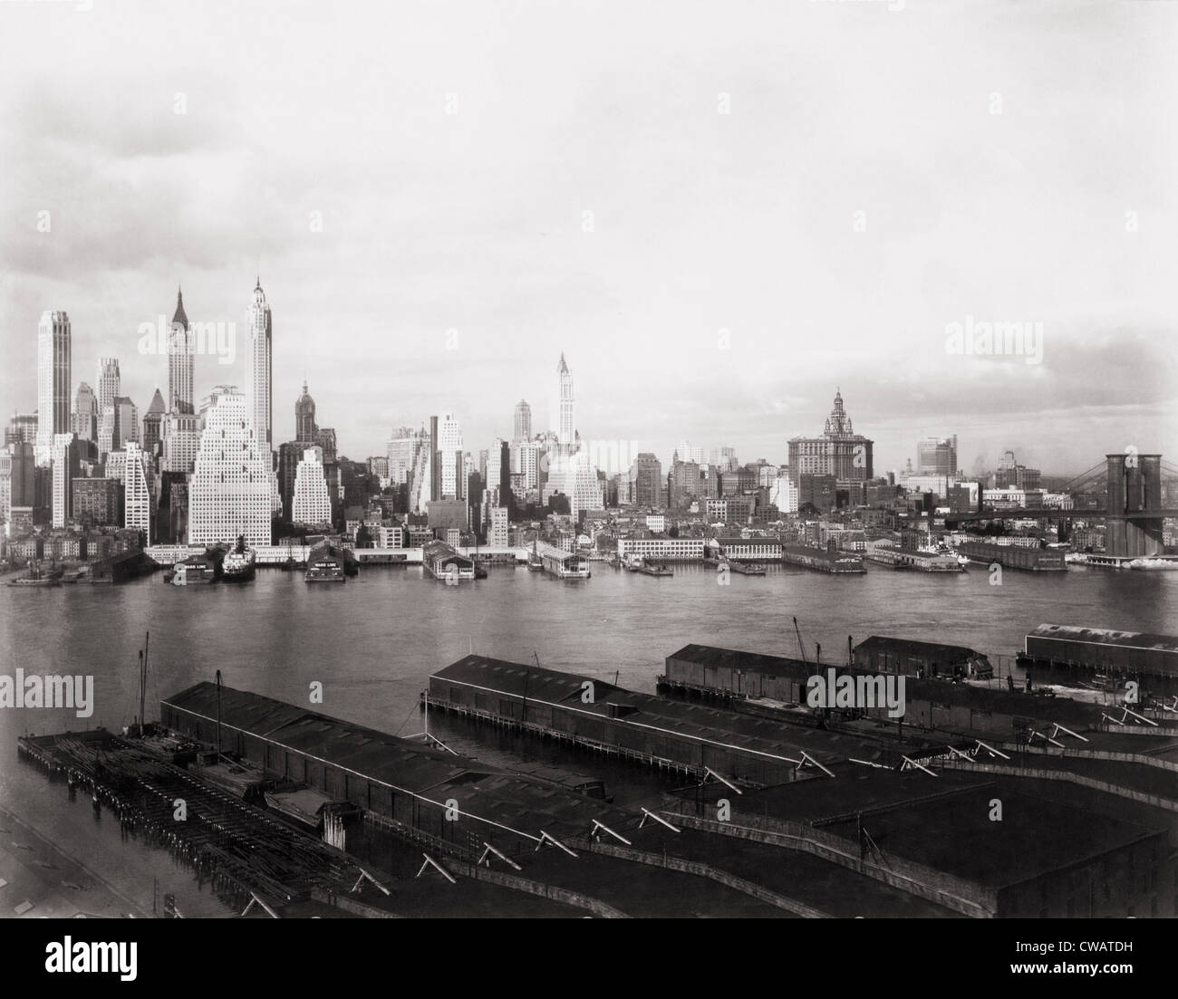 Skyline von New York City aus Brooklyn 1931.  Der Sänger (links von der Mitte mit abgerundeter Spitze) und Woolworth (Mitte) Gebäude Stockfoto