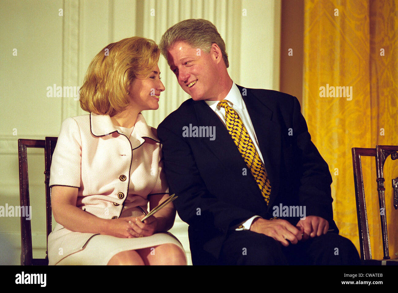 First Lady Hillary Clinton und ihr Ehemann, Präsident Bill Clinton...  Sie sprach von erfolgreich Durchfahrt der staatlichen Kinder Stockfoto