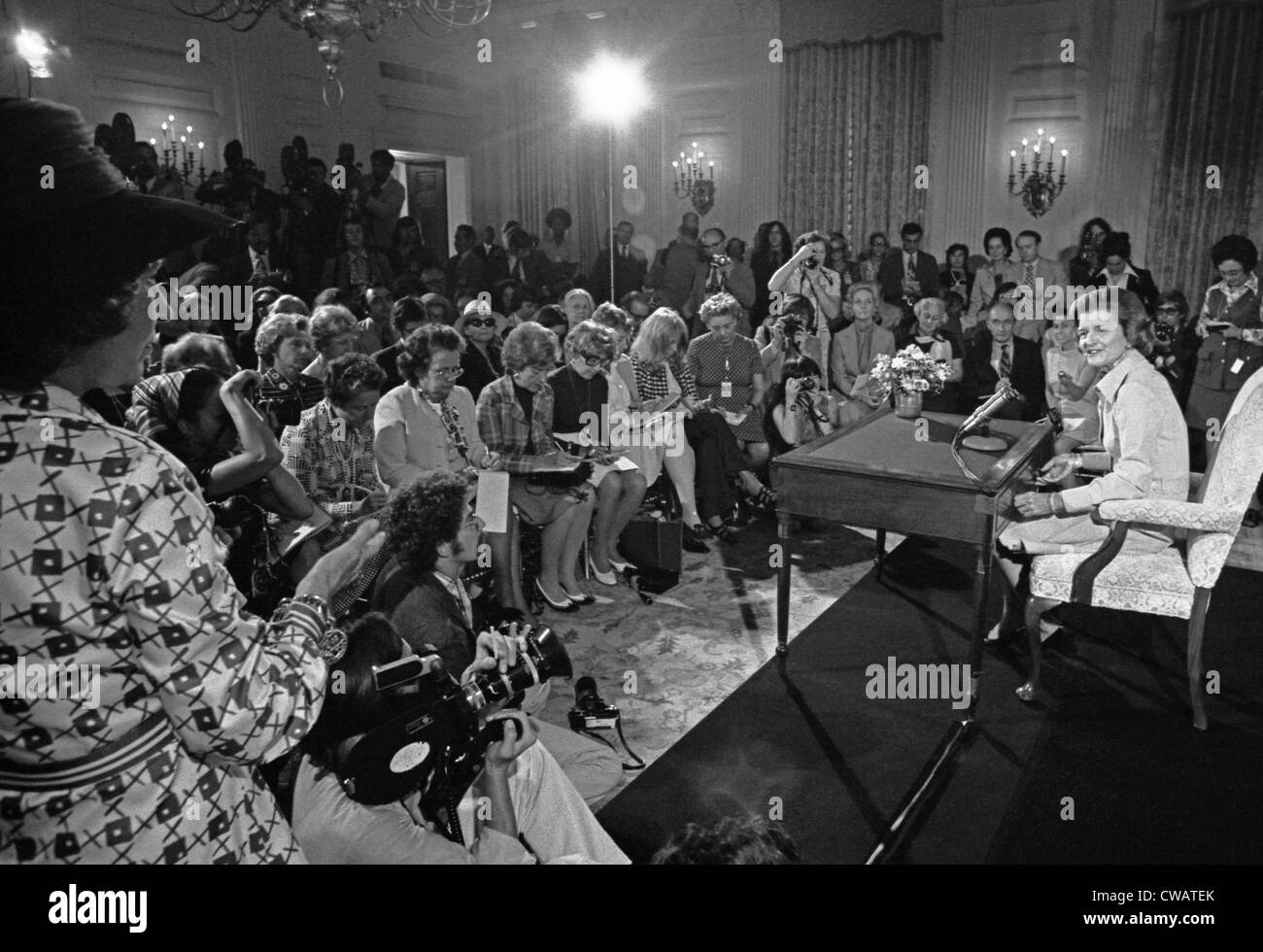Betty Ford Gastgeber ihre erste Pressekonferenz als First Lady im Weißen Haus State Dining Room.  Sie begeistert die Post 1960 Stockfoto