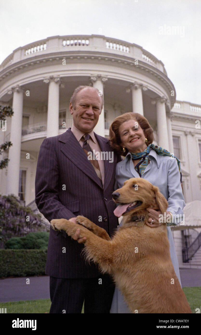 Präsident Gerald Ford und Frau Betty posieren mit Freiheit, ihr Haustier golden Retriever.  Südlichen Rasen des weißen Hauses.  9. Mai, Stockfoto