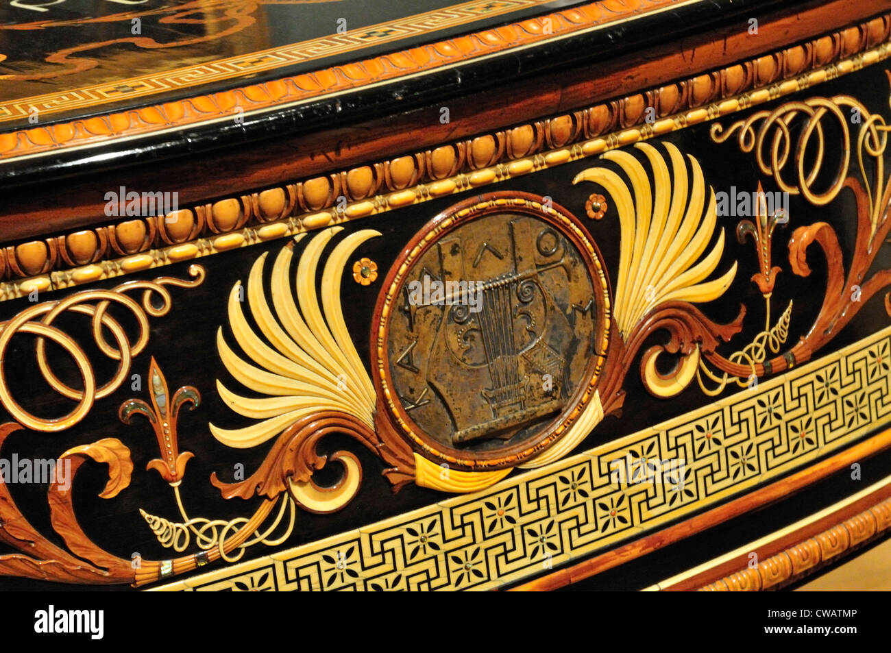 Dekorative vordere Abschnitt des "Grand Piano und paar Hocker" von Sir Lawrence Tadema auf dem Display an der Clark Art Institute Stockfoto