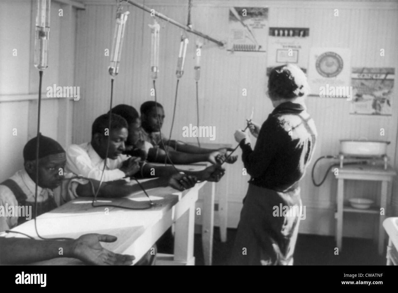 Eine Gruppe von afroamerikanischen Männern intravenöse Behandlung in einer Klinik Georgien Geschlechtskrankheit. ca. 1937. Während des gleichen Stockfoto