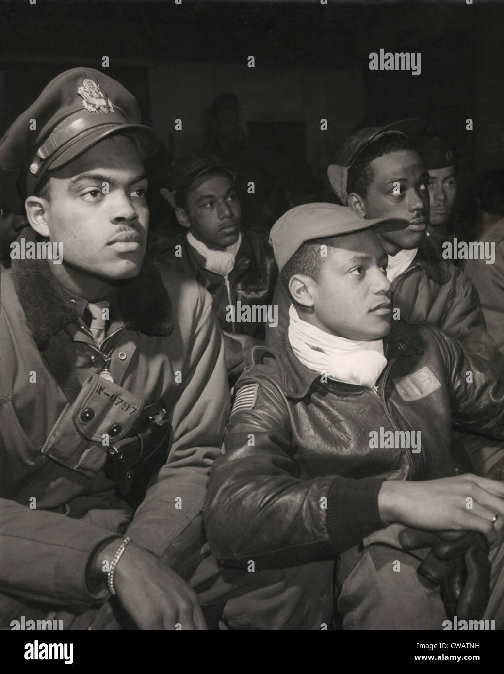 Tuskegee Airmen der 332. Kämpfer-Gruppe, die Teilnahme an einem Briefing in Ramitelli, Italien, März 1945. Von links nach rechts: Robert W. Stockfoto