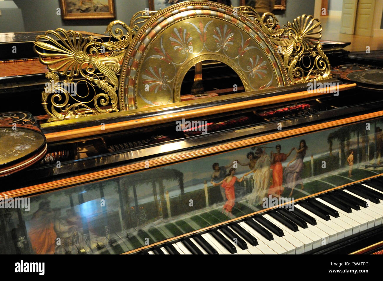Vorderseite des "Grand Piano und paar Hocker" entworfen von Sir Lawrence Tadema auf dem Display an der Clark Art Institute Stockfoto