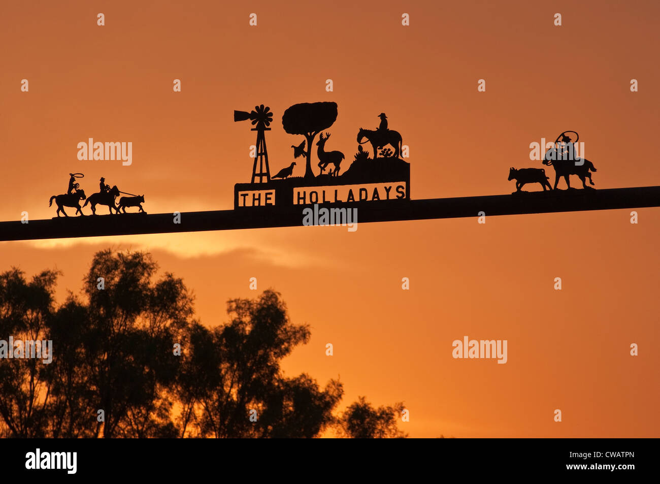 Schmiedeeisen gegenüberstehenden Ranch Tor bei Sonnenaufgang in der Nähe von San Angelo, Tom Green County, Panhandle Plains Region, Texas, USA Stockfoto