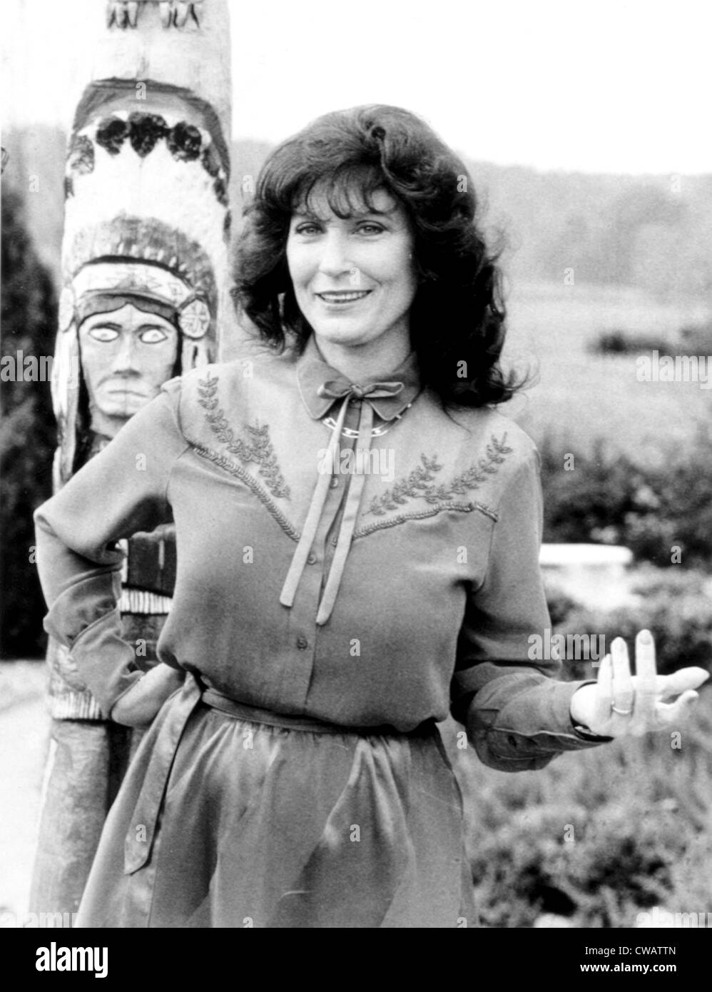 LORETTA LYNN: DIE DAME... DIE Legende feiert ihren indianischen Erbe auf ihrer Ranch in Hurricane Mills, TN, 16.11.1981. Stockfoto