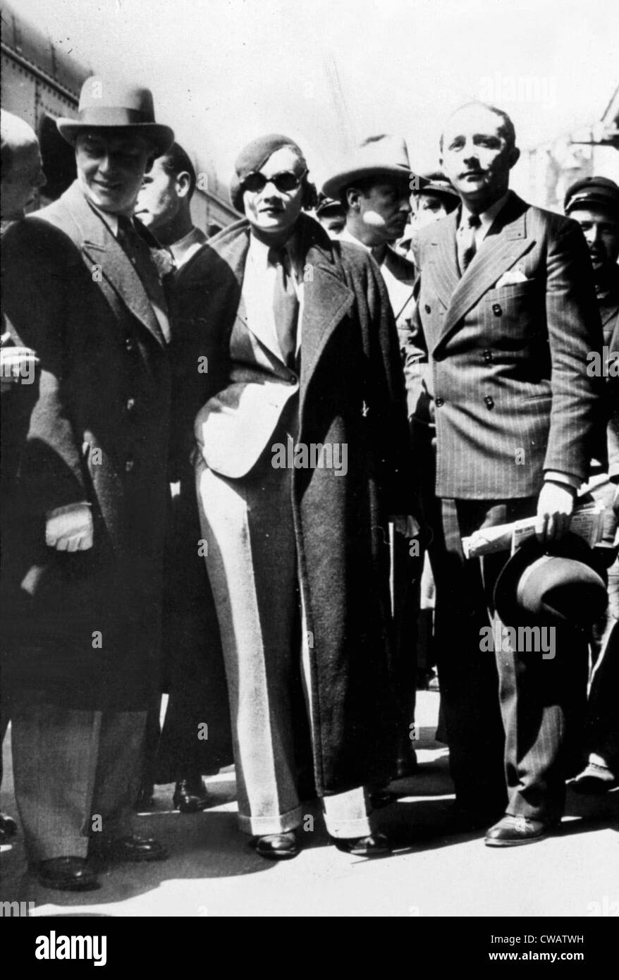 Marlene Dietrich und Ehemann Rudolph Sieber in Frankreich, 1933. Höflichkeit: CSU Archive / Everett Collection Stockfoto