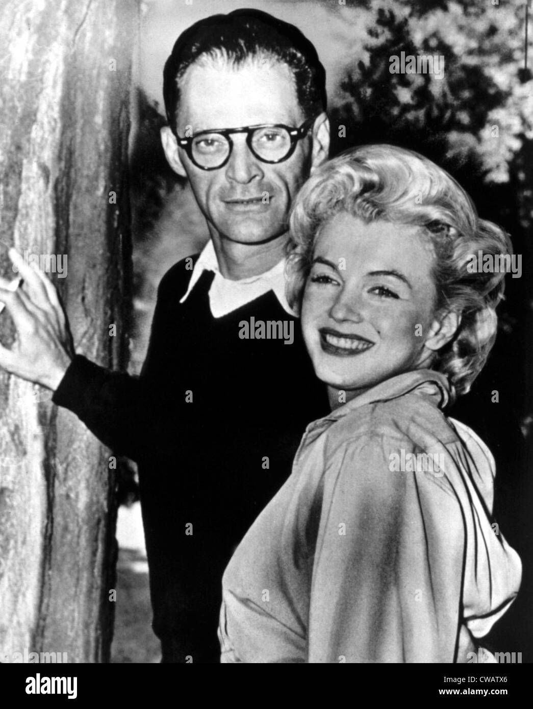 Arthur Miller, Marilyn Monroe auf seinem Anwesen, 1956. Höflichkeit: CSU Archive / Everett Collection Stockfoto