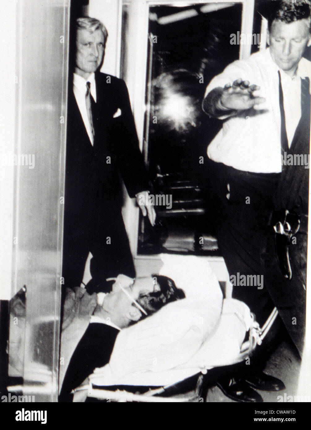 ROBERT KENNEDY, nachdem er angeschossen, 5. Juni 1968 in ein Krankenhaus transportiert. Höflichkeit: CSU Archive / Everett Collection Stockfoto