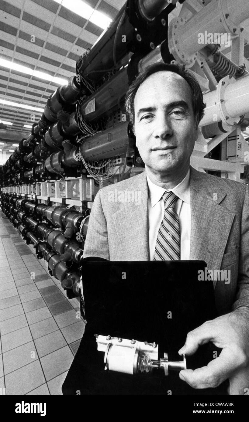 Theodore Harold Maiman, US-amerikanischer Physiker und Erfinder des Lasers. Ca. 1980. Höflichkeit: CSU Archive/Everett Collection Stockfoto