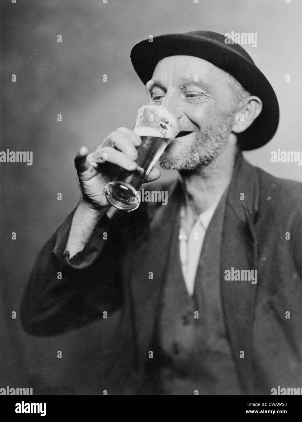 Glückliche alte Glas Bier, mit seinem Brightoner Finger verlängert. 1937. Stockfoto