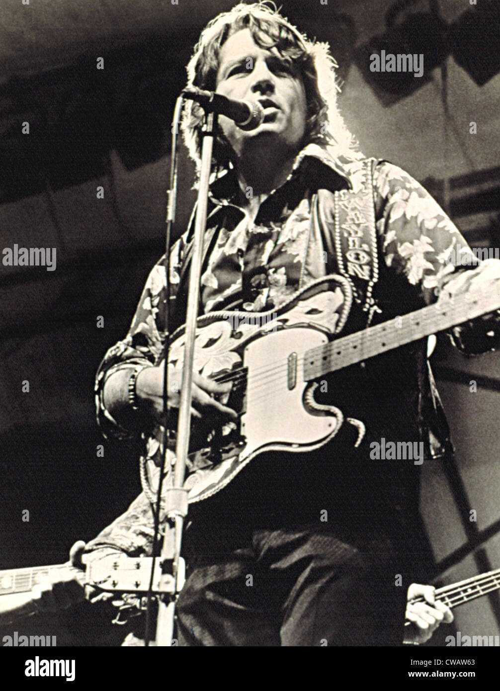 WAYLON JENNINGS in Konzert, c. 1974. Höflichkeit: CSU Archive / Everett Collection Stockfoto