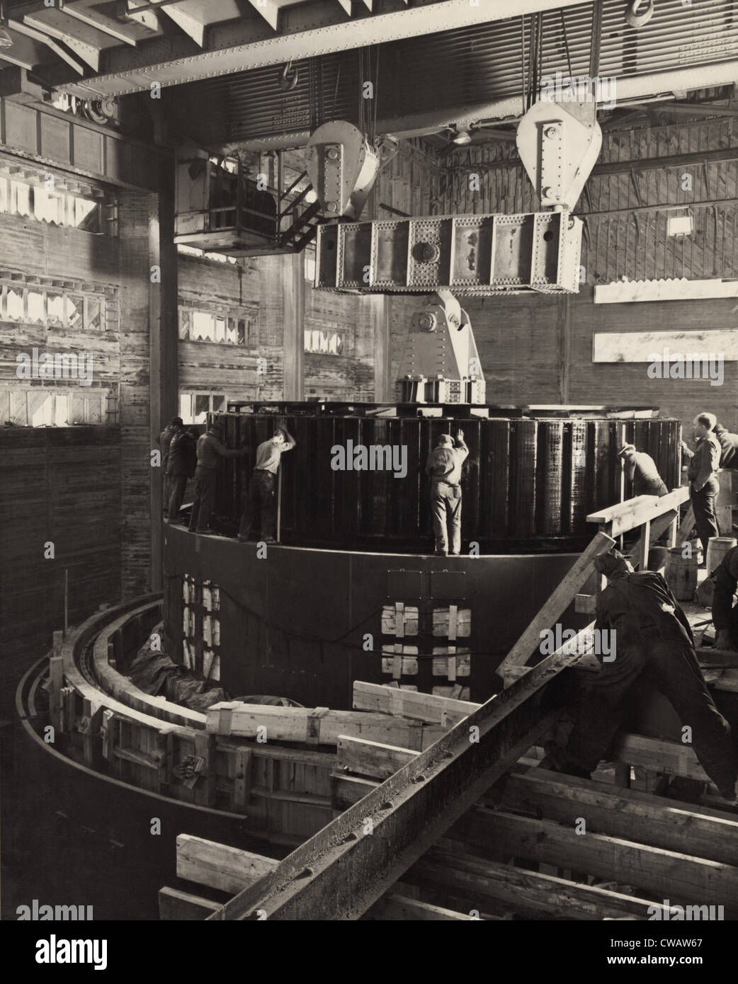 Arbeiter, die einen Generator in das Norris-Staudamm-Kraftwerk zu installieren.  Norris Damm war das erste Großprojekt der Tennessee Valley Stockfoto