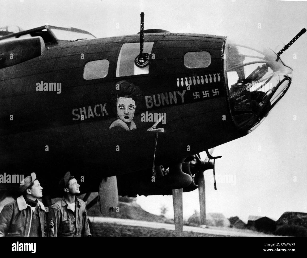 Sergeant Harry J. Bellett und Seargeant William J. Gordon bestaunen Shack Bunny, eine fliegende Festung gegen eingesetzt die Stockfoto