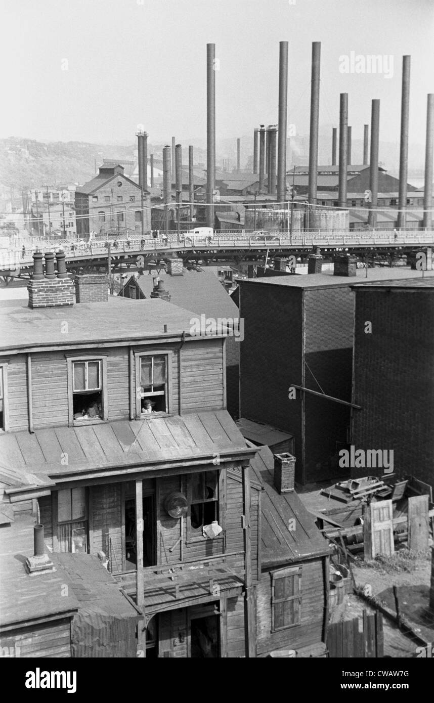 Slum-Gehäuse in der Nähe von den Stahlwerken von Pittsburgh, Pennsylvania. In den 1930er Jahren, der Stahlarbeiter gewerkschaftlich organisiert, aber in den 1930er Jahren Stockfoto