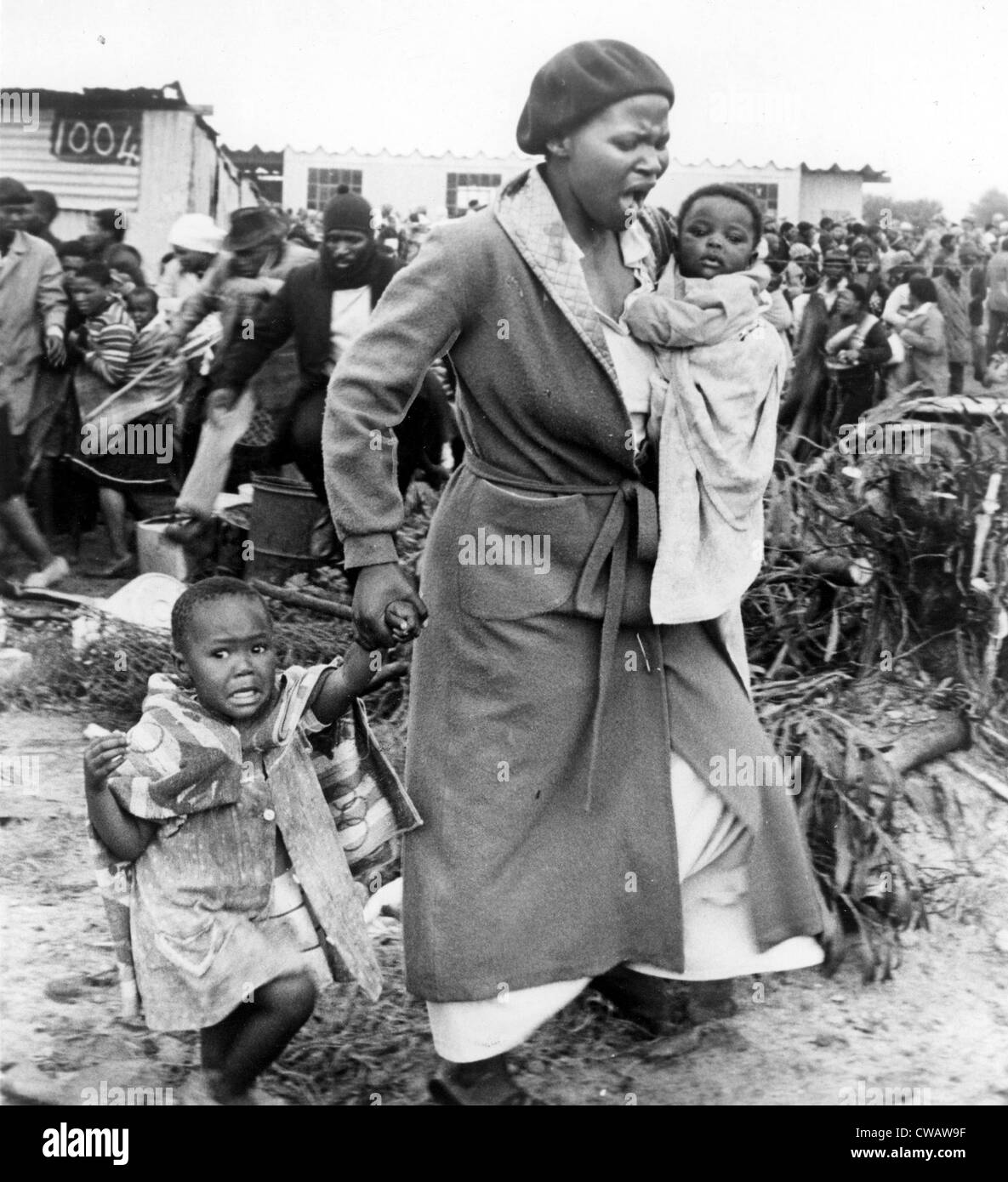 Elendsviertel in Südafrika, 1981. Höflichkeit: CSU Archive / Everett Collection Stockfoto