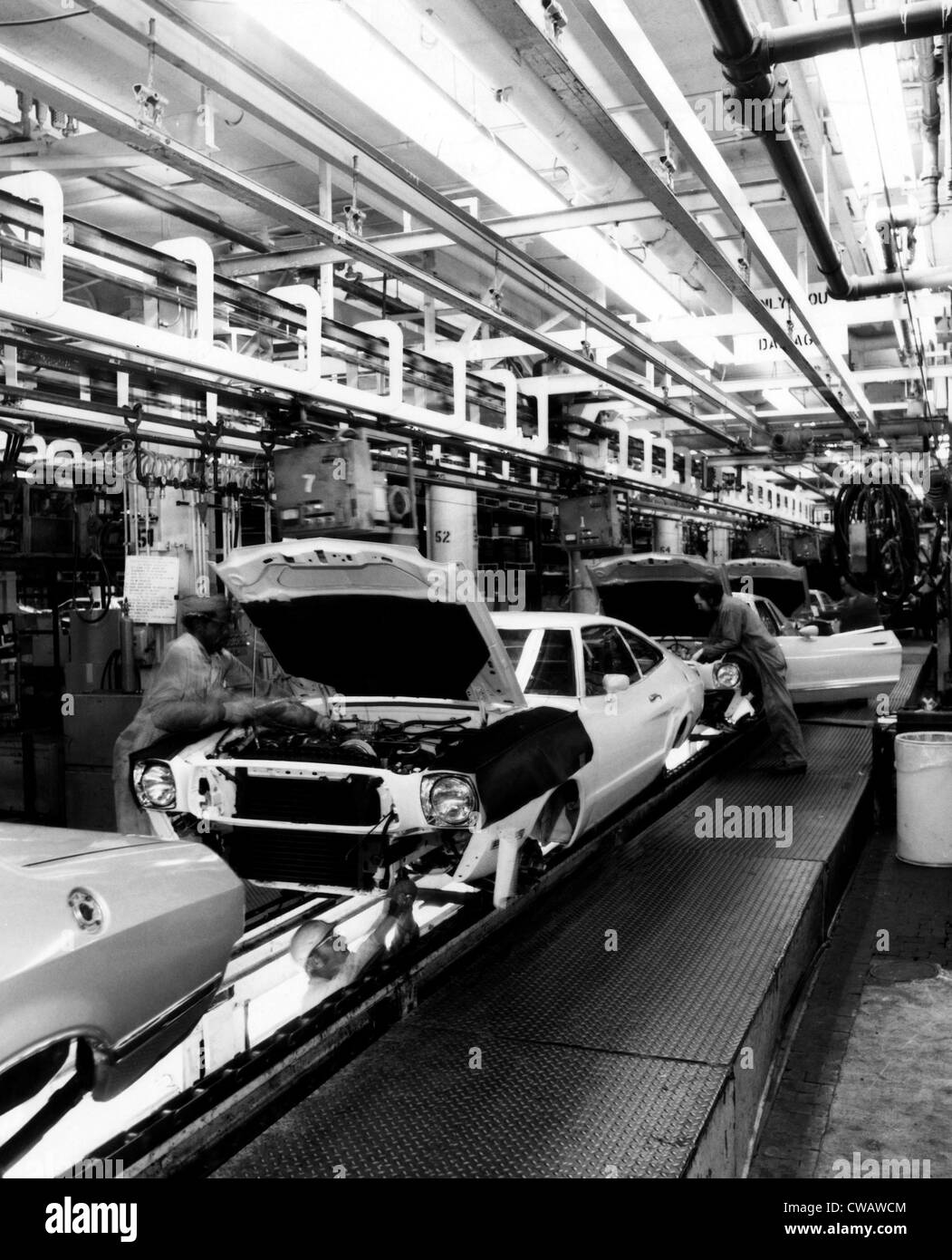 Arbeiter montieren Ford Mustangs im Werk in Dearborn, Michigan, 1976. Höflichkeit: CSU Archive/Everett Collection Stockfoto