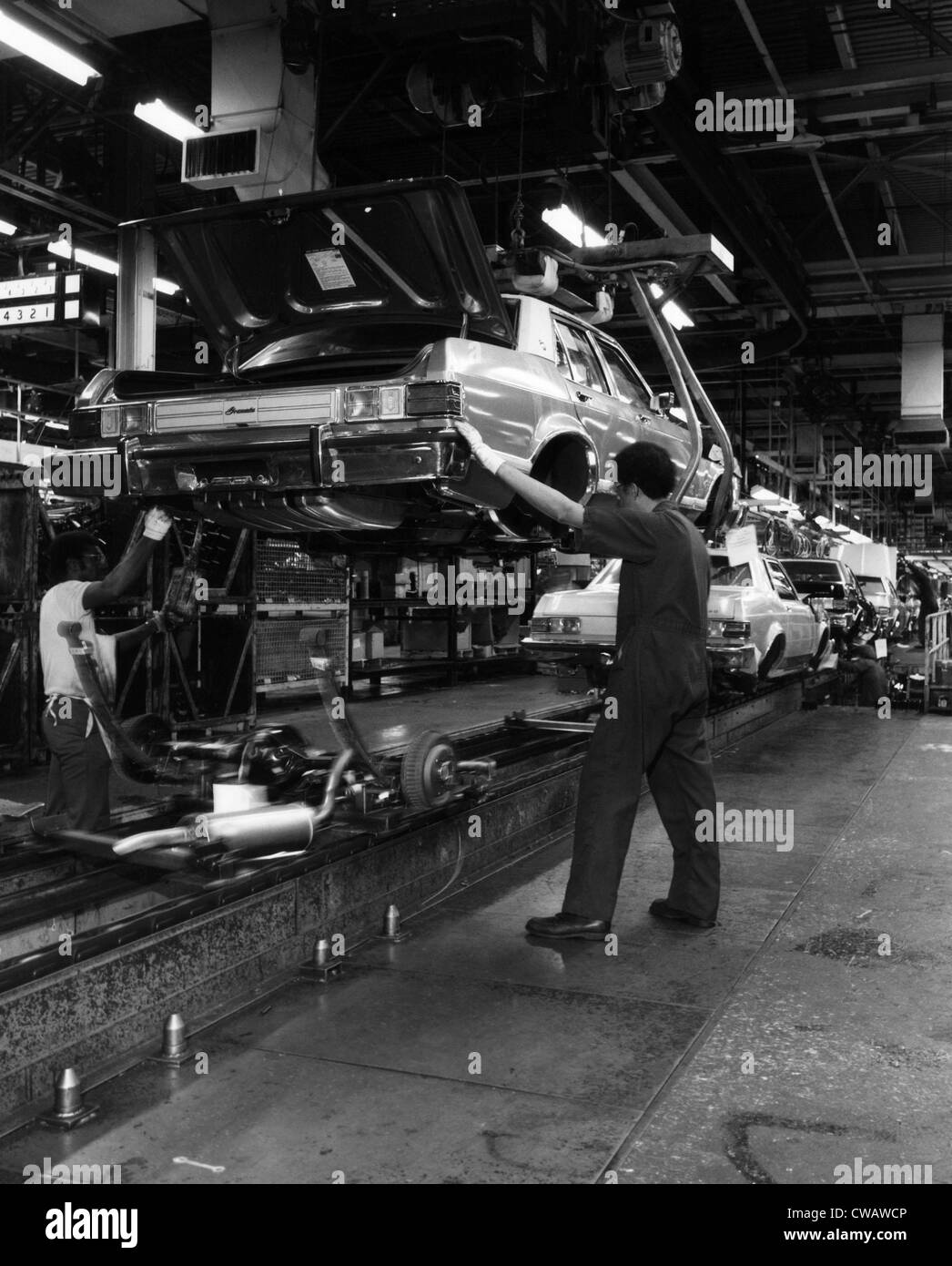 Montageband bei Ford Motor Company, 1976. Höflichkeit: CSU Archive/Everett Collection Stockfoto