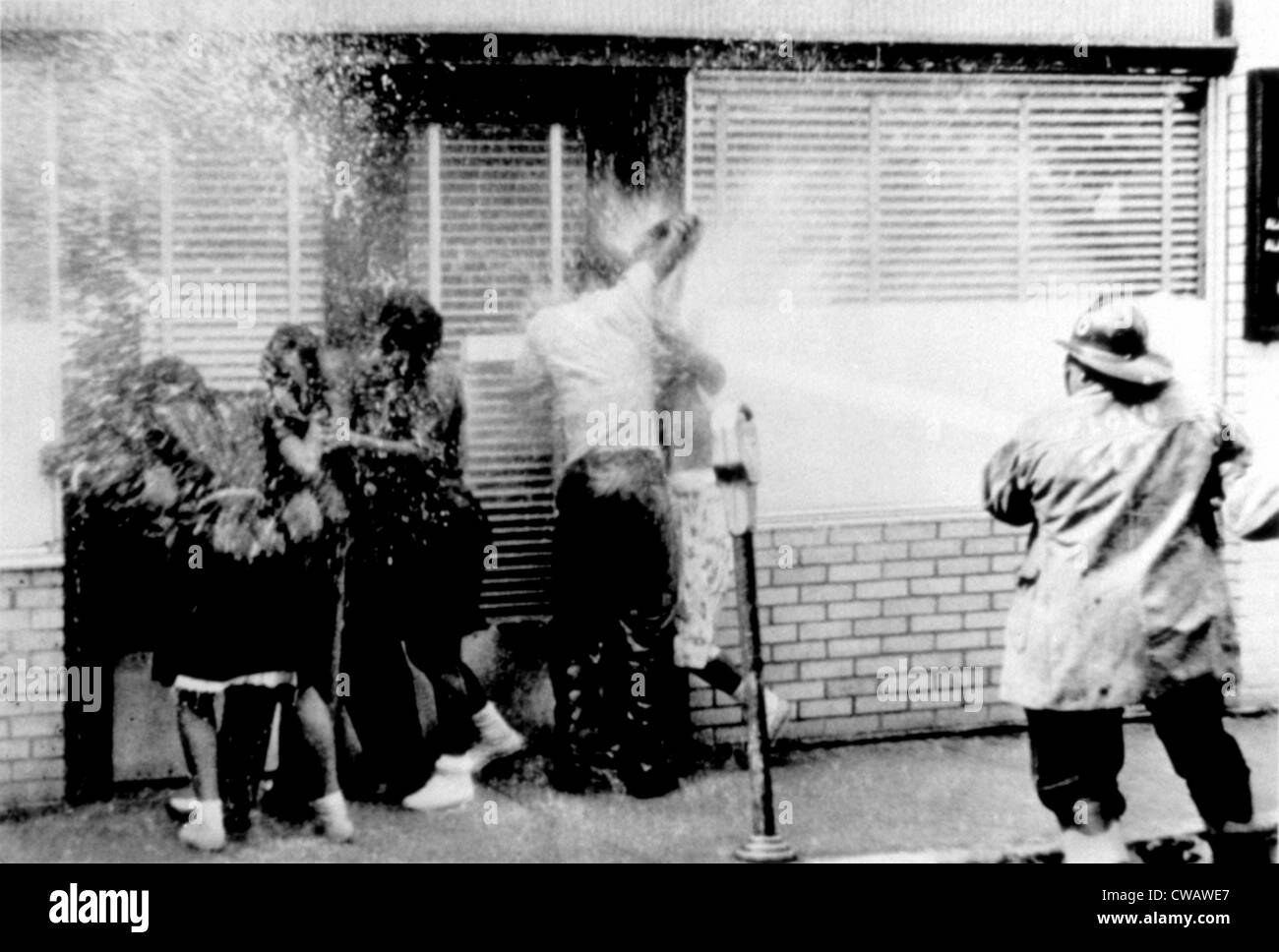 Schwarze Amerikaner abgespritzt wird von Polizei und Feuerwehr, Birmingham, AL, 03.05.63. Höflichkeit: CSU Archive / Everett Collection Stockfoto