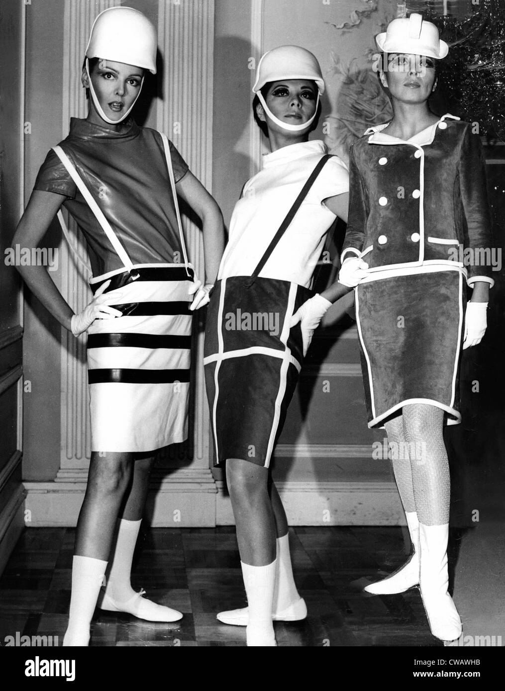 Lederröcke tonnenförmig mit Strapsen und Motorhaube necked Blusen, entworfen von Andre Courreges, 1965. Stockfoto