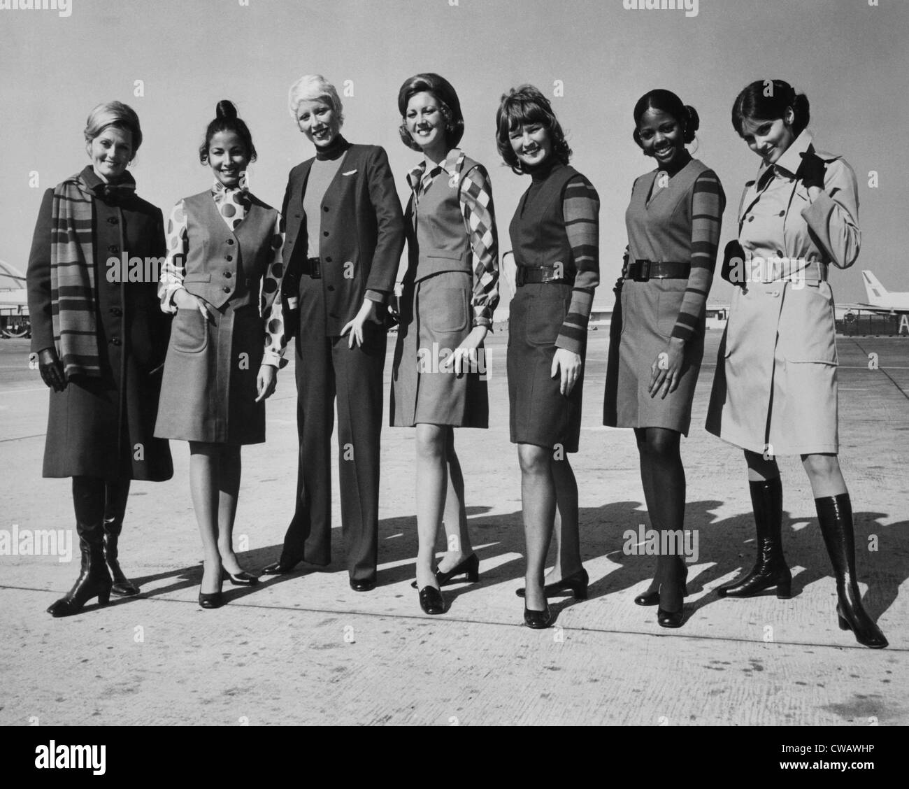 United Airlines-Stewardessen Modellierung ihrer neuesten Uniformen, entworfen von Hollywood Modeschöpfer Jean Louis, etwa Anfang der 1970er Jahre. Stockfoto